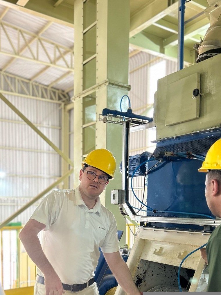 Renan Dal Cero treinando equipe em fábrica de nutrição animal